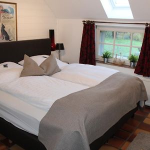 Kleines Zimmer mit Kingsize-Bett